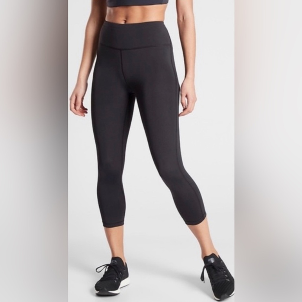 ATHLETA ULTIMATE STASH POCKET CAPRI BLACK  SIZE MEDIUM